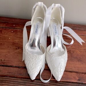 Jotwry lacy wedding shoes with satin tie ankle. Size 6.5 (37)